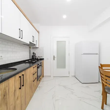 Central And Fresh Near Popular Attractions In Muratpasa, Daire