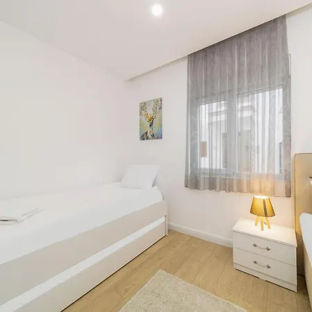 Central And Fresh Near Popular Attractions In Muratpasa, Daire *